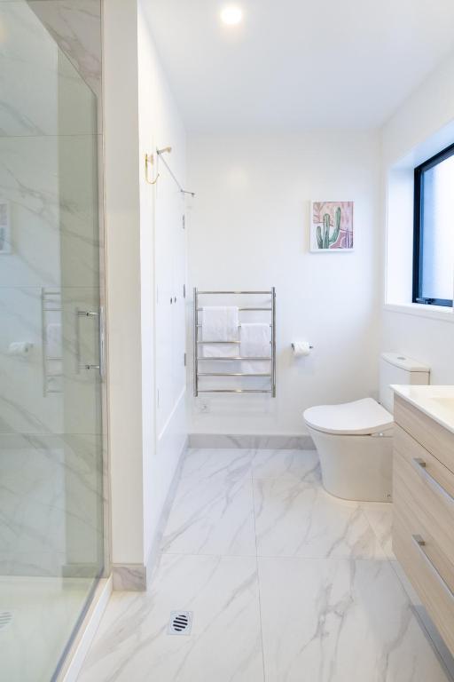 Urban Retreat at 8 Wilmer: Upper Level Studio Gem - Resim 31