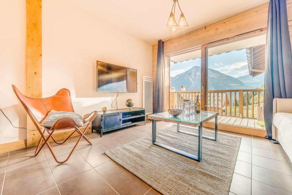 uma sala de estar com vista para uma montanha em Résidence Les Balcons EtoilÉs - 2 Pièces pour 4 Personnes 431 em Champagny-en-Vanoise