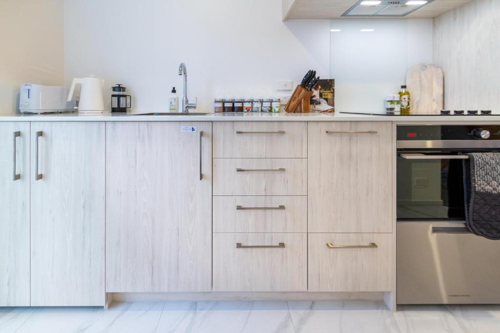 Urban Retreat at 8 Wilmer: Upper Level Studio Gem - Resim 23