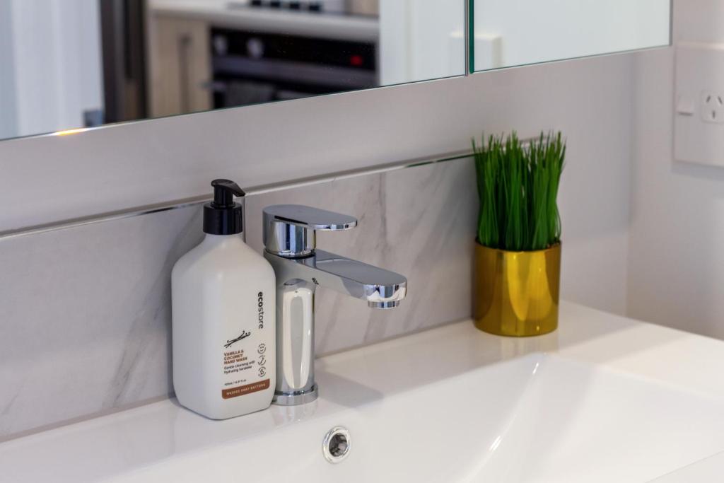 Urban Retreat at 8 Wilmer: Upper Level Studio Gem - Resim 26