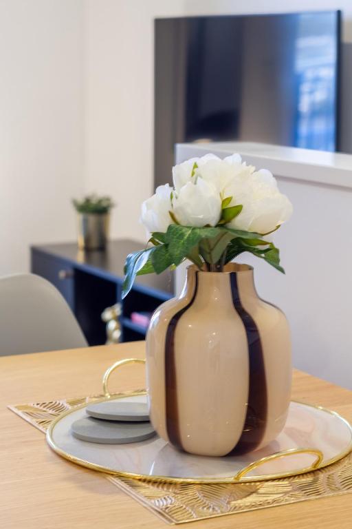 Urban Retreat at 8 Wilmer: Upper Level Studio Gem - Resim 27