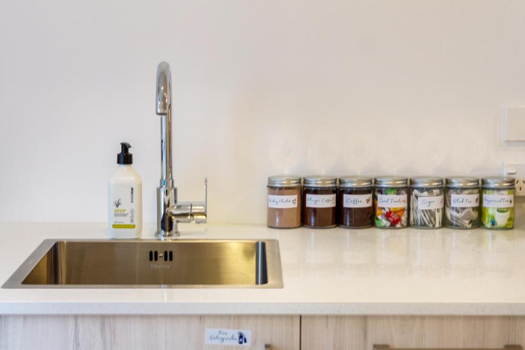 Urban Retreat at 8 Wilmer: Upper Level Studio Gem - Resim 22