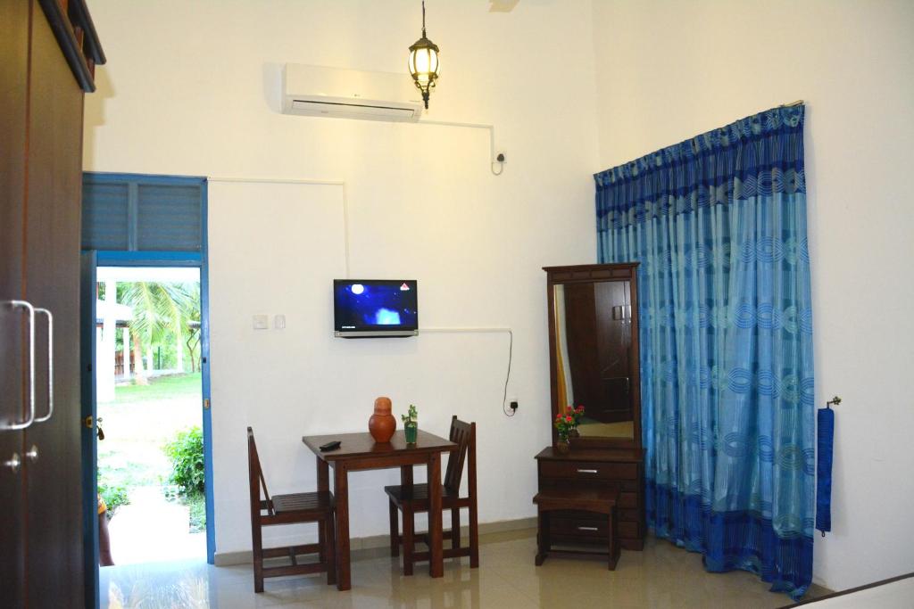 TV a/nebo společenská místnost v ubytování Serenity Lake Resort Yala