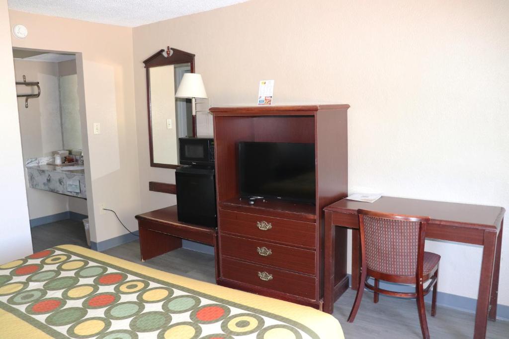 Super 8 by Wyndham Clarksville East - King Room - Smoking