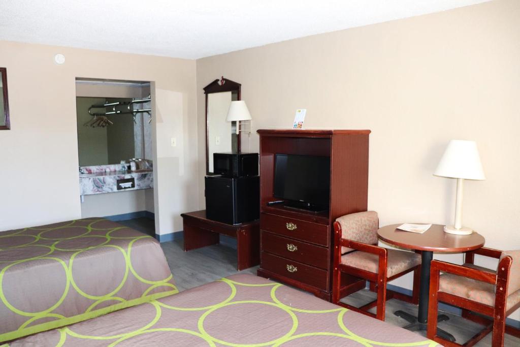 Super 8 by Wyndham Clarksville East - Double Room With Two Double Beds - Non-Smoking