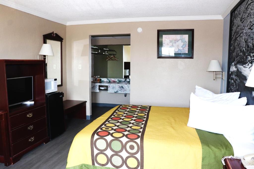 Super 8 by Wyndham Clarksville East - King Room - Non-Smoking