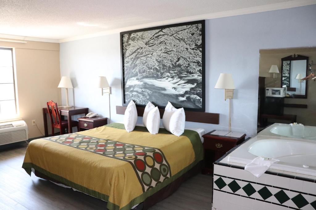 Super 8 by Wyndham Clarksville East - King Suite - Smoking