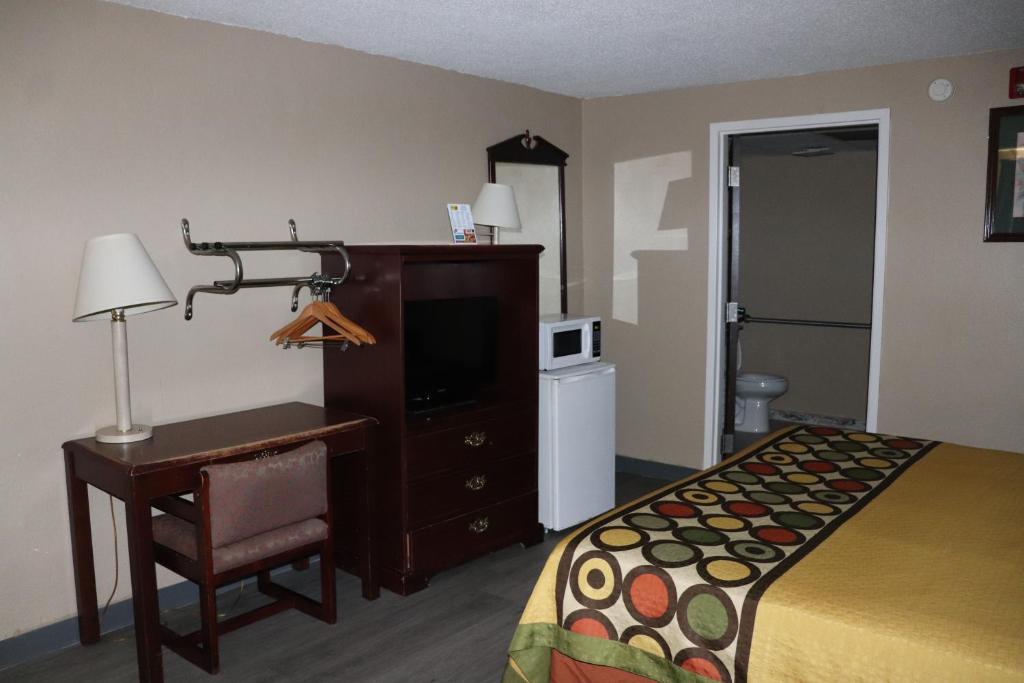 Super 8 by Wyndham Clarksville East - King Room - Disability Access - Non-Smoking