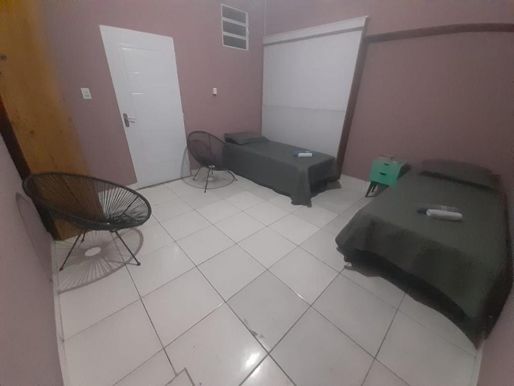 Zimmer mit einem Bett, einem Tisch und Stühlen in der Unterkunft POUSADA DO PORTAL in Rio Branco