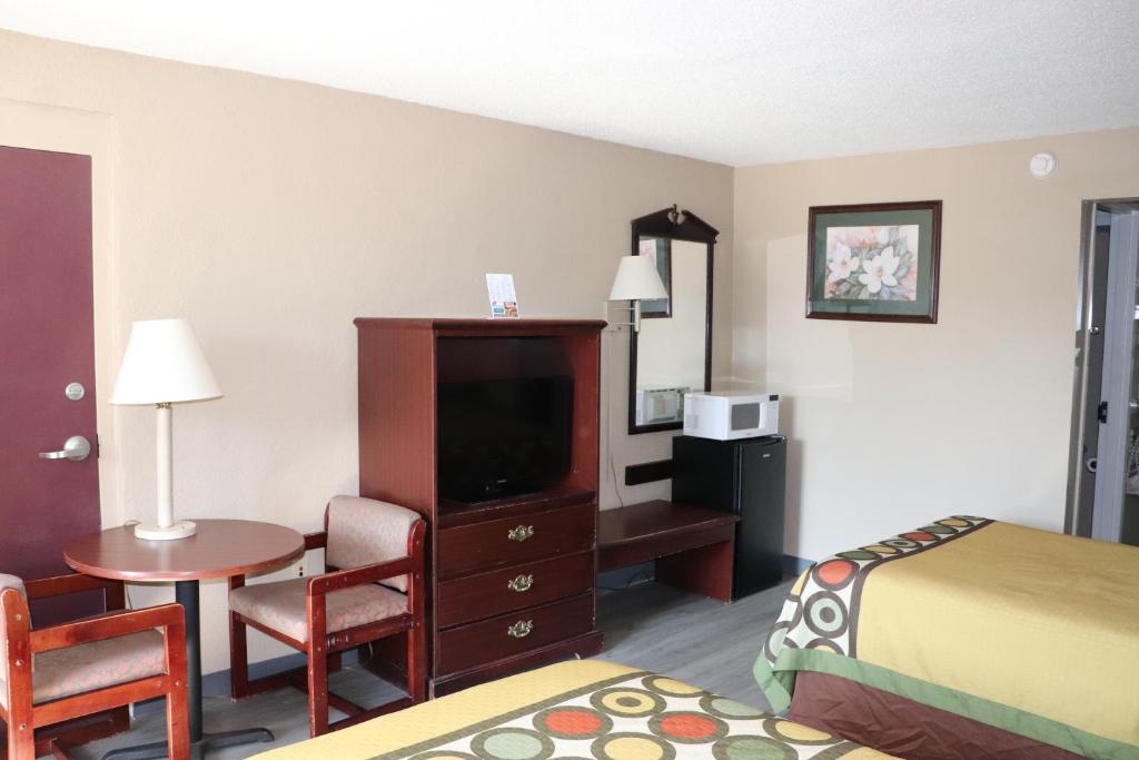 Super 8 by Wyndham Clarksville East - Double Room With Two Double Beds - Smoking