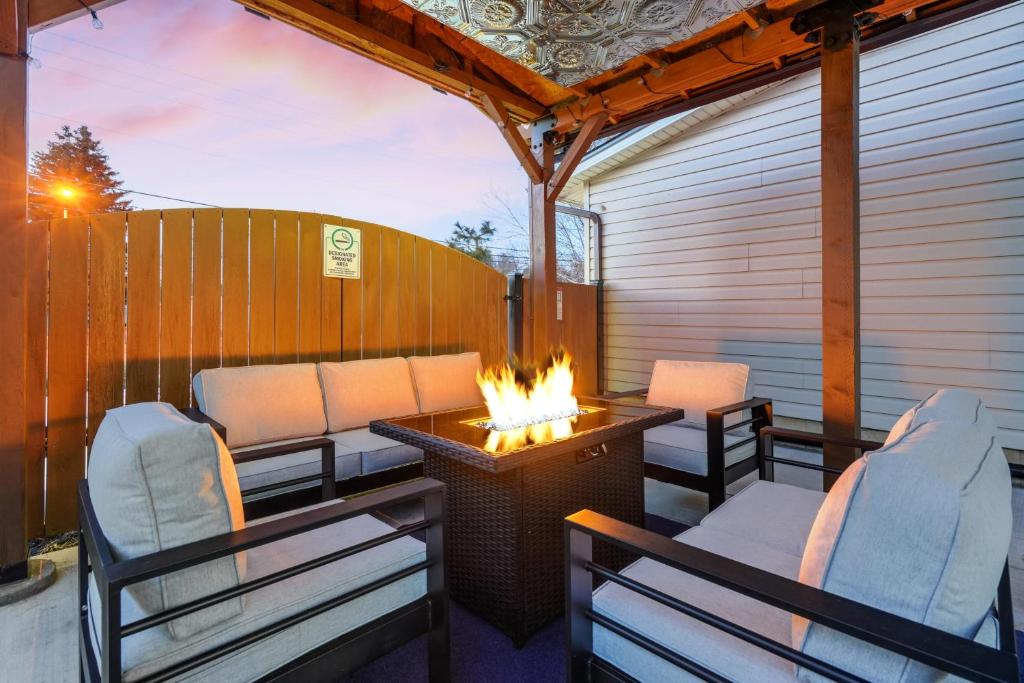 een patio met stoelen en een vuurplaats bij 4BR Colorado Get Away With Gym! in Colorado Springs