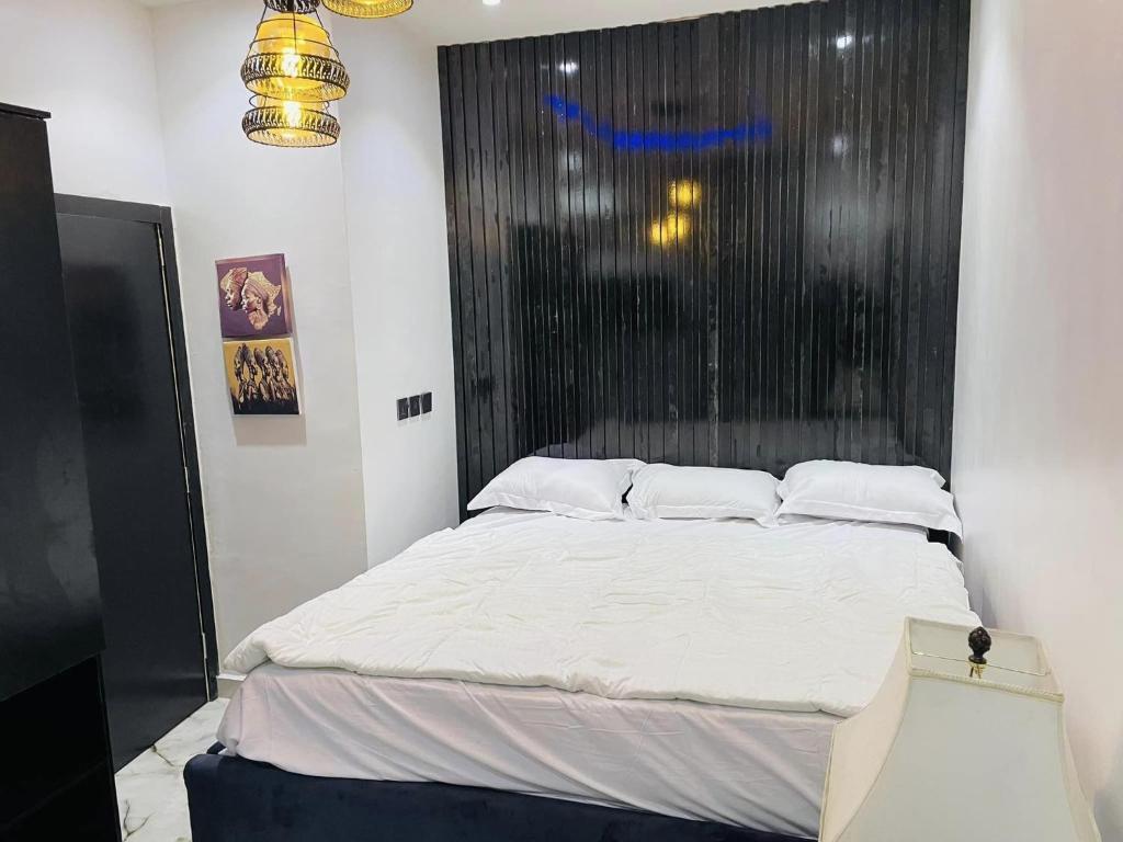Postel nebo postele na pokoji v ubytování WHITEFIELD LUXURY APARTMENT