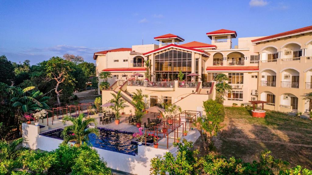 vista aerea di un resort con piscina di Hotel Palacio Puerto Princesa a Città di Puerto Princesa