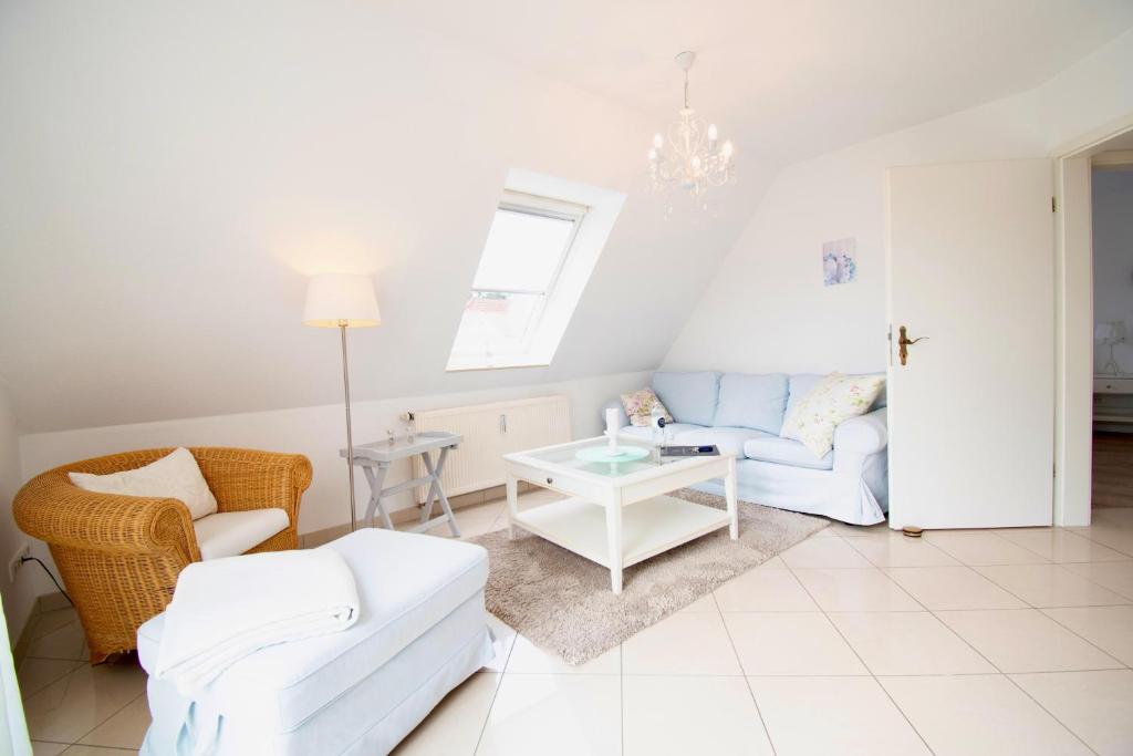 een woonkamer met een bank en een tafel bij Villa Wilhelma Apartment A2 1 OG in Timmendorfer Strand