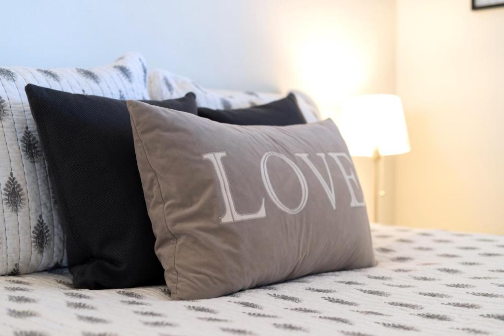 uma almofada com a palavra ídolo escrito sobre ele em uma cama em Cozy Stylish Home in the Heart of JT Village em Joshua Tree