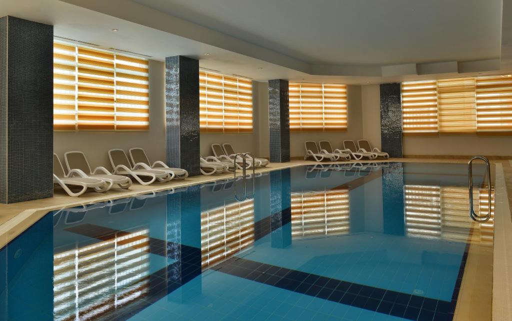 Bazén v ubytování Side Crown Serenity Ultra All Inclusive nebo v jeho okolí