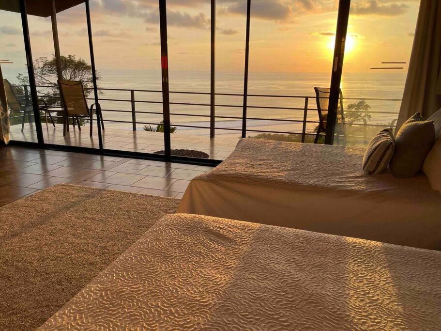sypialnia z łóżkiem i widokiem na ocean w obiekcie Villa Del Mar 2 Spectacular ocean view! w mieście Dominical
