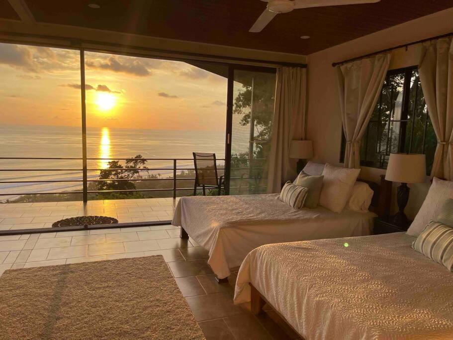 um quarto com duas camas e vista para o mar em Villa Del Mar 2 Spectacular ocean view! em Dominical