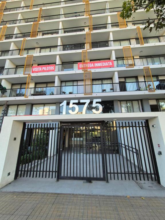 un edificio con una puerta delante de él en Habitación con Baño Privado en Depto Compartido, en Santiago