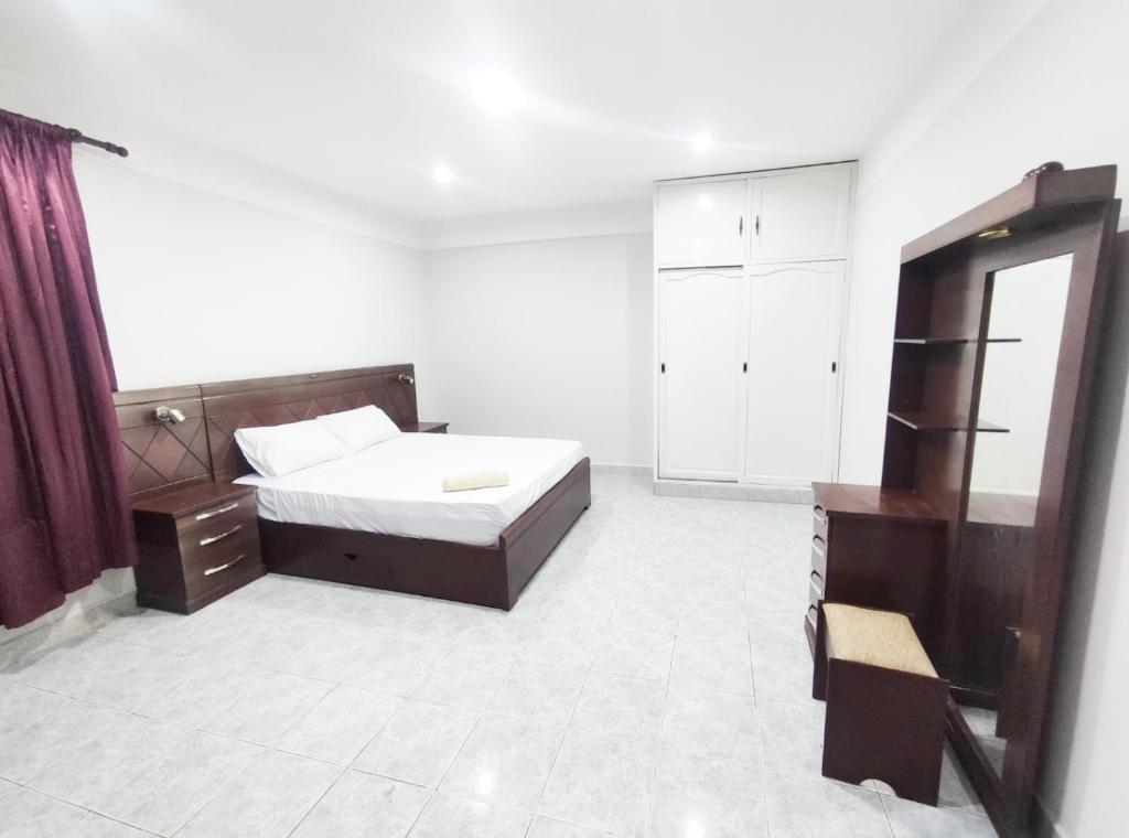 una camera con letto, cassettiera e specchio di Apartamento/Departamento Tarija a Tarija