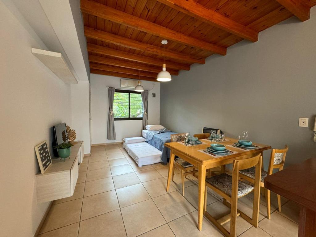 ein Wohnzimmer mit einem Tisch und einem Sofa in der Unterkunft El Nido Bombal in Godoy Cruz