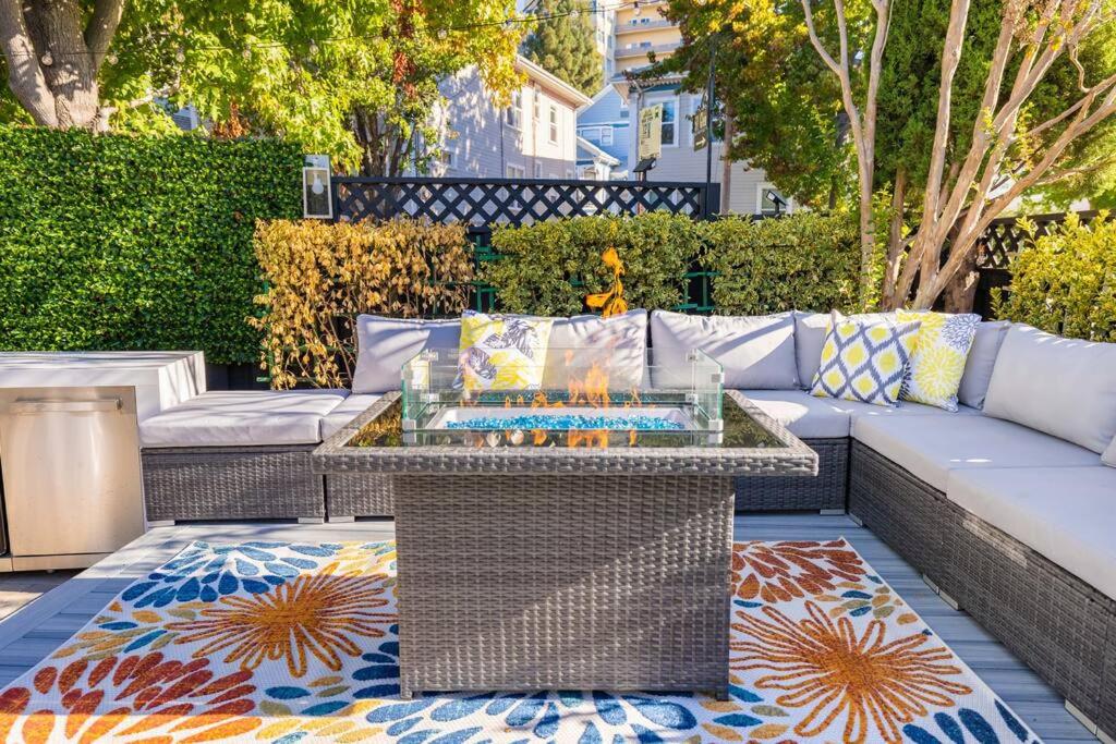 um pátio com um sofá e uma mesa sobre um tapete em Luxury Living, Walkers Paradise, Hidden Oasis em Oakland