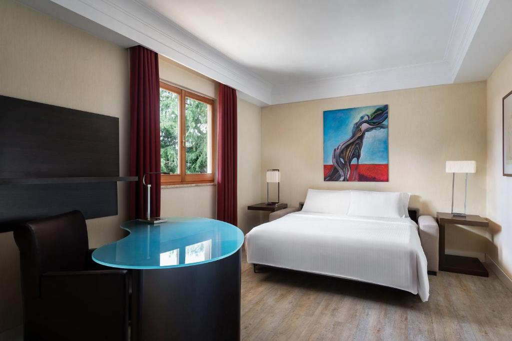 Łóżko lub łóżka w pokoju w obiekcie Courtyard by Marriott Rome Central Park