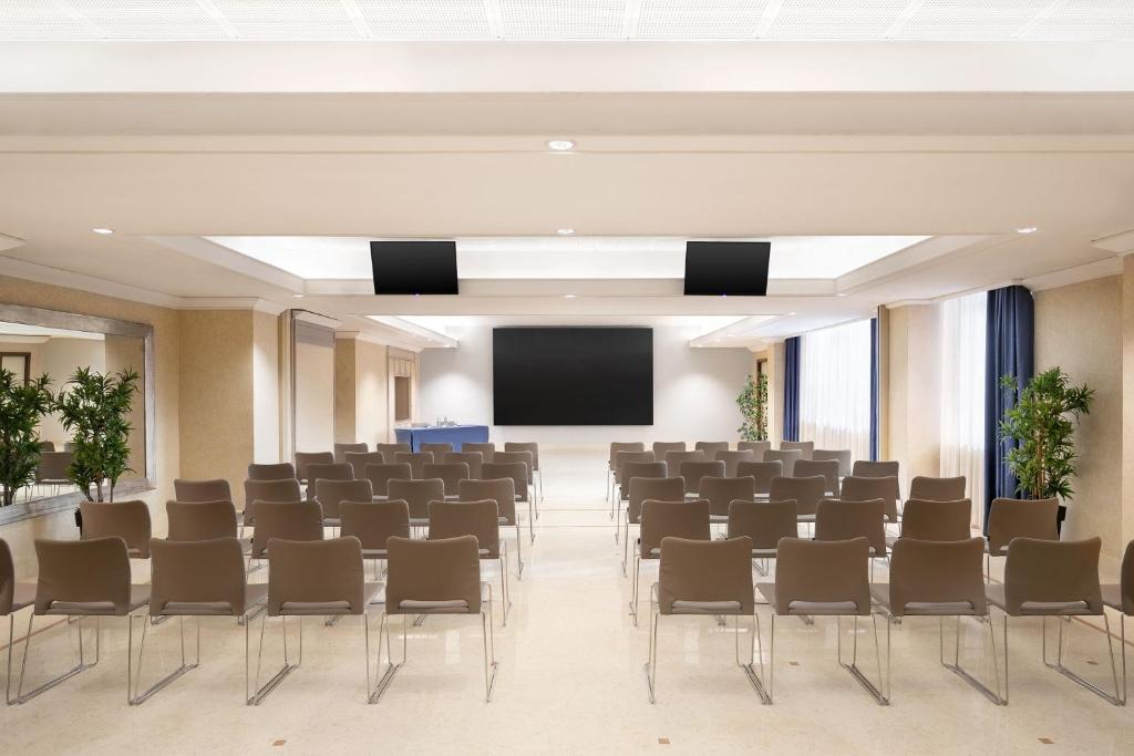 Zaplecze biznesowe lub konferencyjne w obiekcie Courtyard by Marriott Rome Central Park