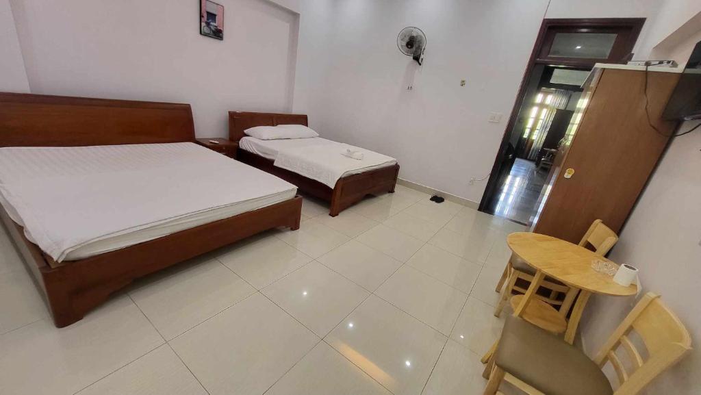 Een bed of bedden in een kamer bij Nhà Nghỉ HẢI NAM