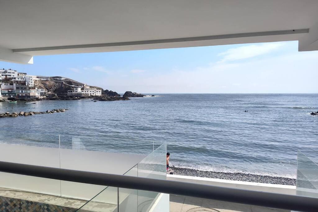 聖巴托羅的住宿－Duplex San Bartolo 4 rooms incredible ocean view，站在一个海景阳台上的人
