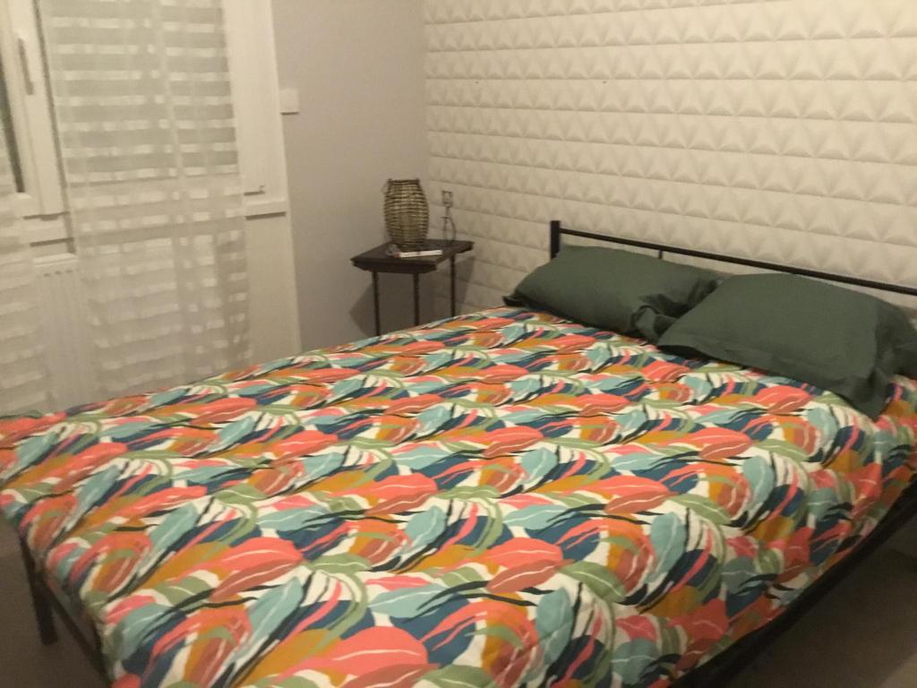 Ένα ή περισσότερα κρεβάτια σε δωμάτιο στο Chambre hote tout confort située 300 m mer 100 m rue de la mer ouistreham si plusieurs nuits location simple