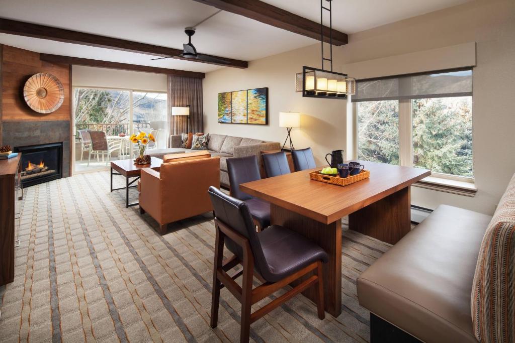 een woonkamer en eetkamer met een eettafel en een open haard bij Sheraton Lakeside Terrace Villas at Mountain Vista, Avon, Vail Valley in Avon