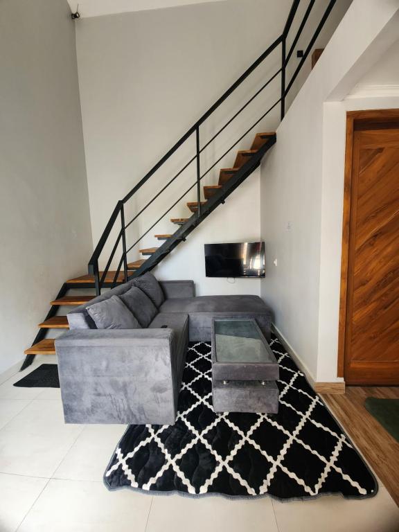 sala de estar con sofá y escaleras en Villa sutji apartment, en Sanur