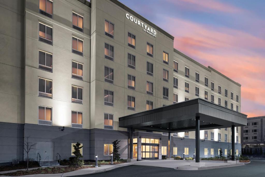 una rappresentazione di un hotel con un edificio di Courtyard by Marriott Seattle SeaTac Airport a Seattle