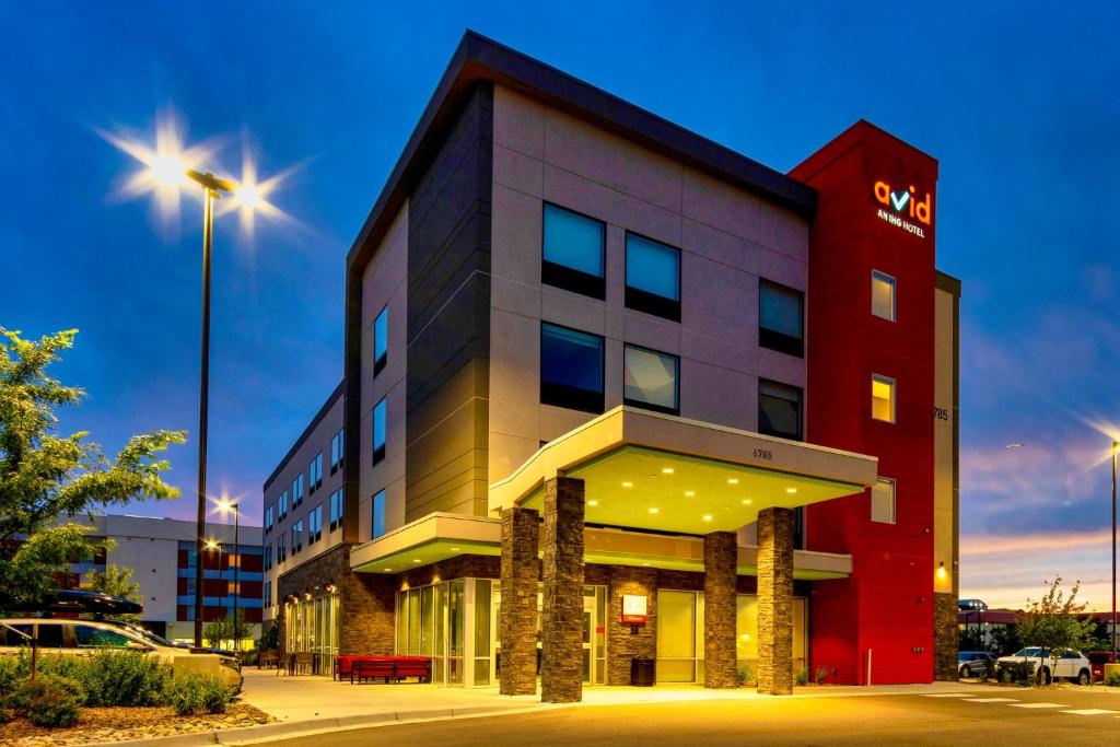 um edifício de hotel com uma placa na lateral em Avid Hotels - Denver Airport Area, an IHG Hotel em Denver