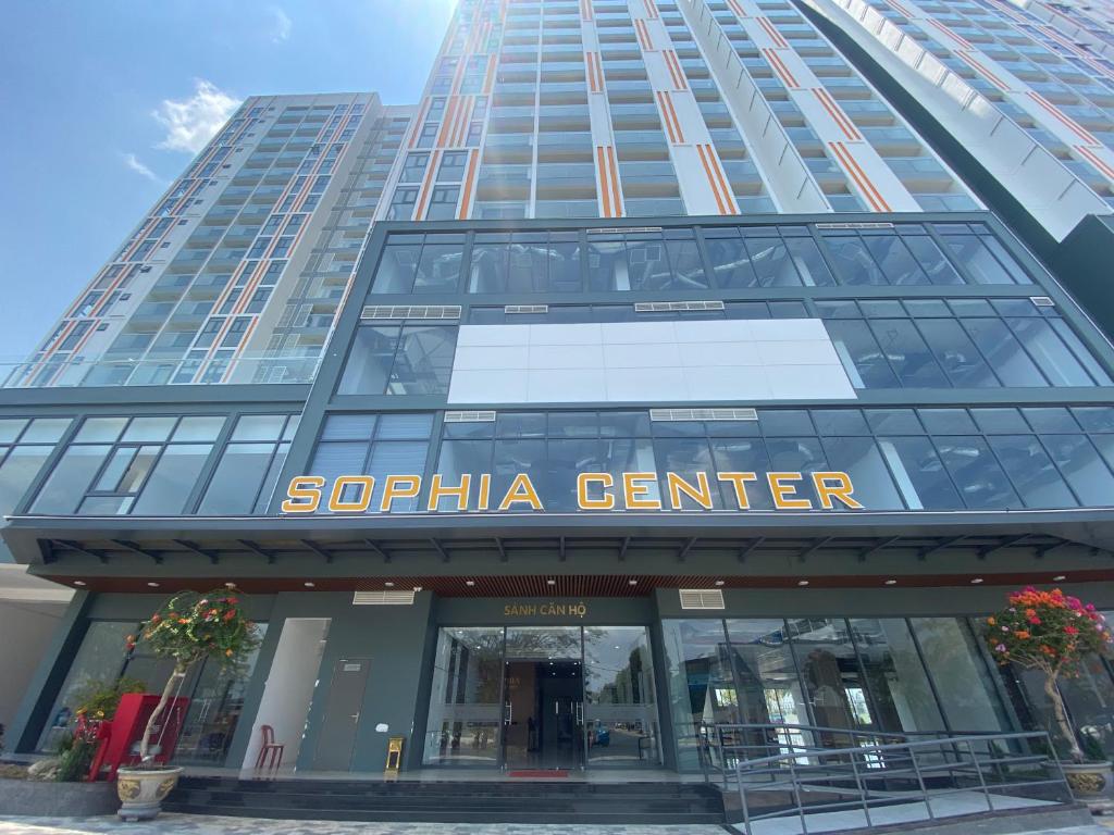 un edificio con una señal para un centro sopra en Căn hộ studio tầng 16 chung cư Sophia Center, en Ấp Rạch Mẹo