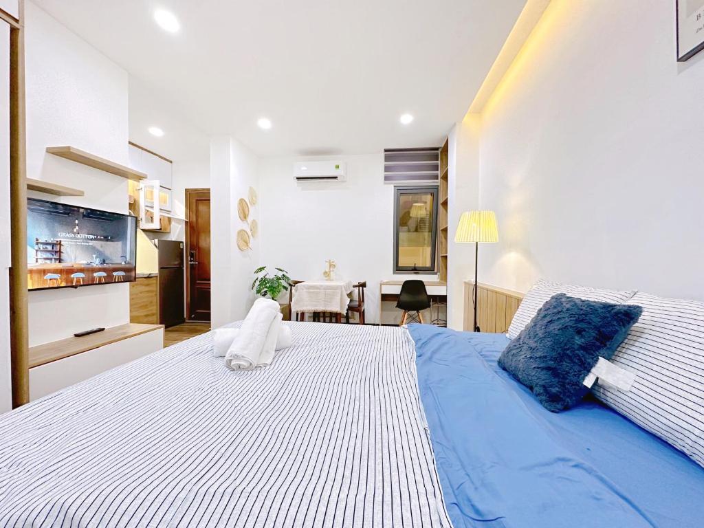 1 dormitorio con 1 cama grande con almohadas azules en Riverside house Quận Phú Nhuận, en Ho Chi Minh
