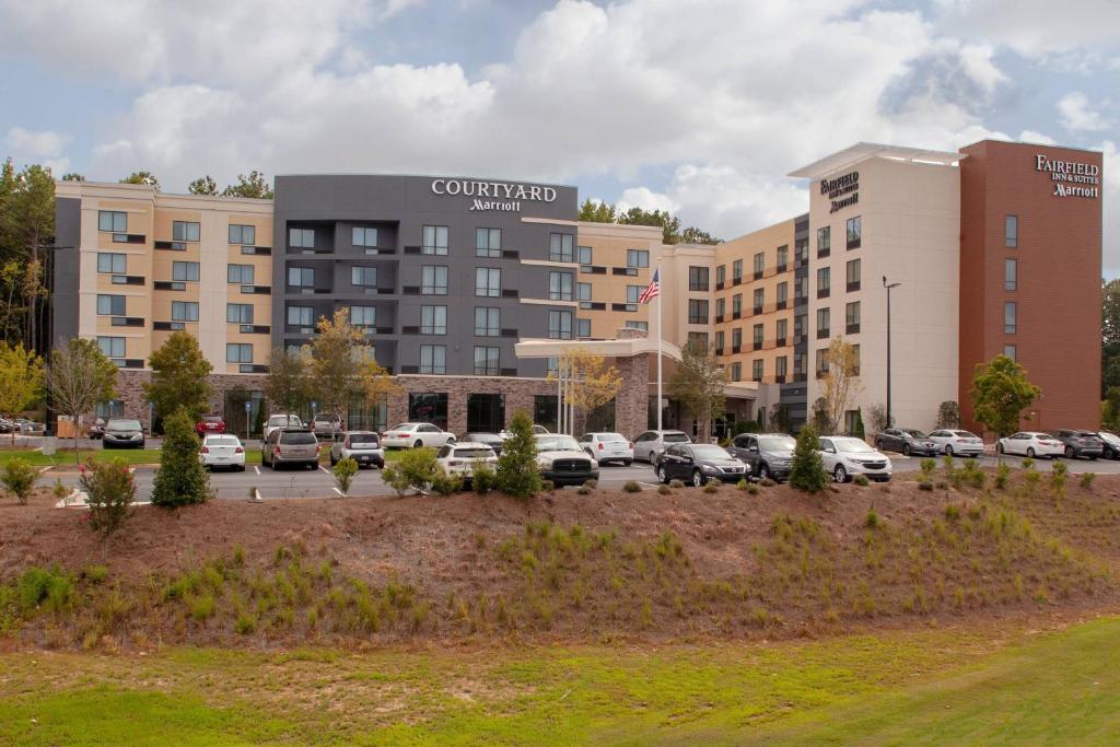 budynek z samochodami zaparkowanymi na parkingu w obiekcie Fairfield Inn & Suites by Marriott Atlanta Lithia Springs w mieście Lithia Springs
