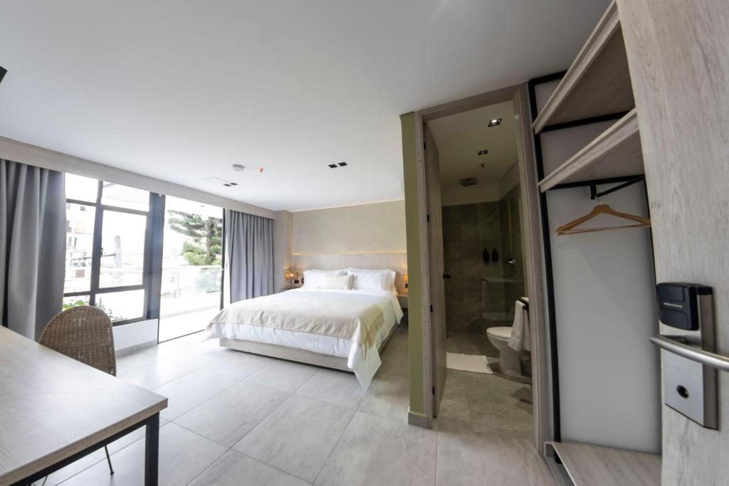 Una cama o camas en una habitación de Sonata 44 Hotel Laureles