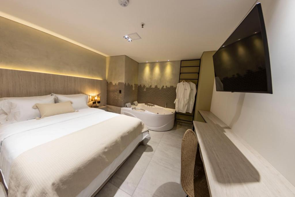 Ένα ή περισσότερα κρεβάτια σε δωμάτιο στο Sonata 44 Hotel Laureles