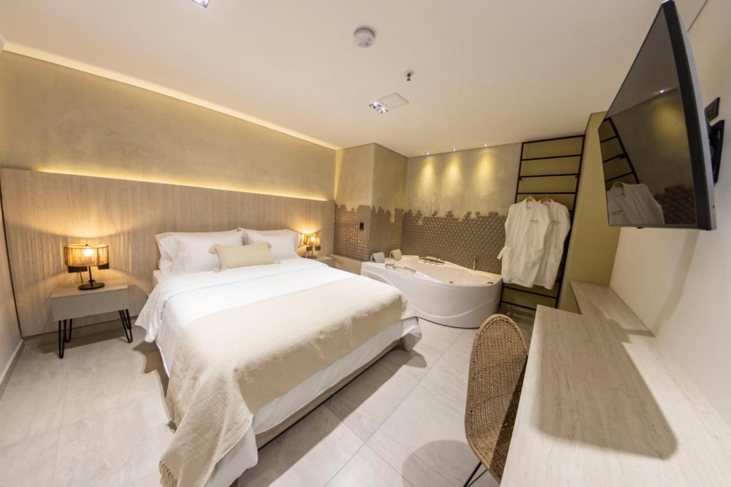 Una cama o camas en una habitación de Sonata 44 Hotel Laureles