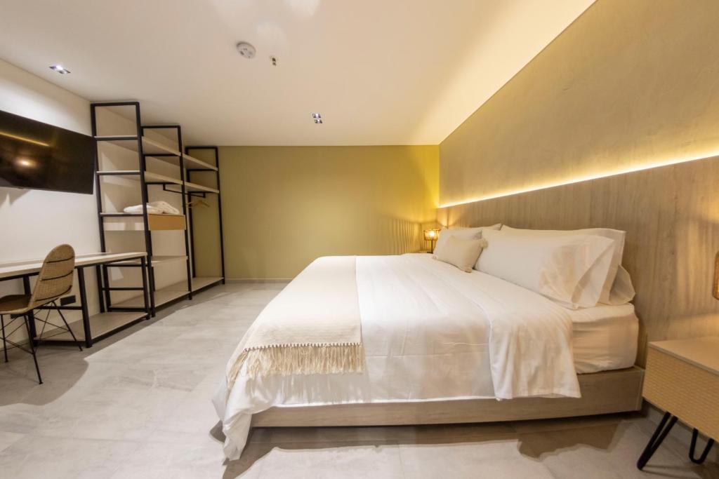 Una cama o camas en una habitación de Sonata 44 Hotel Laureles