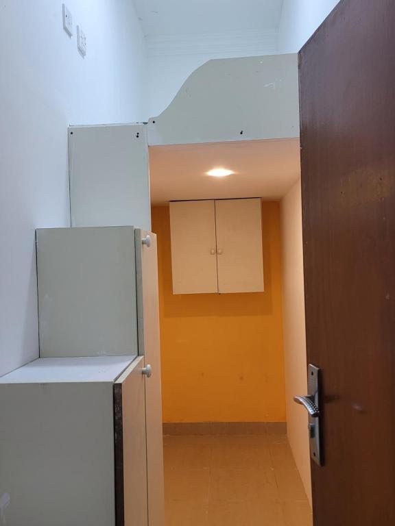 una habitación vacía con puerta y una habitación con armario en Punjab Guest House en Dubái