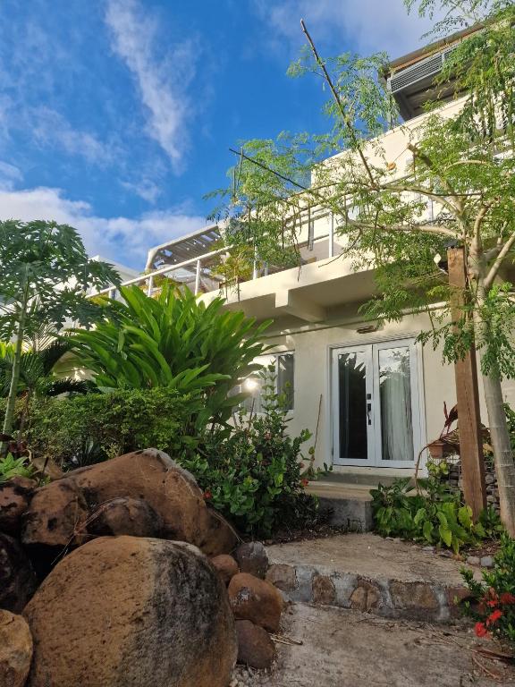 Modern garden apartment close to airport and sea (セントルシア 