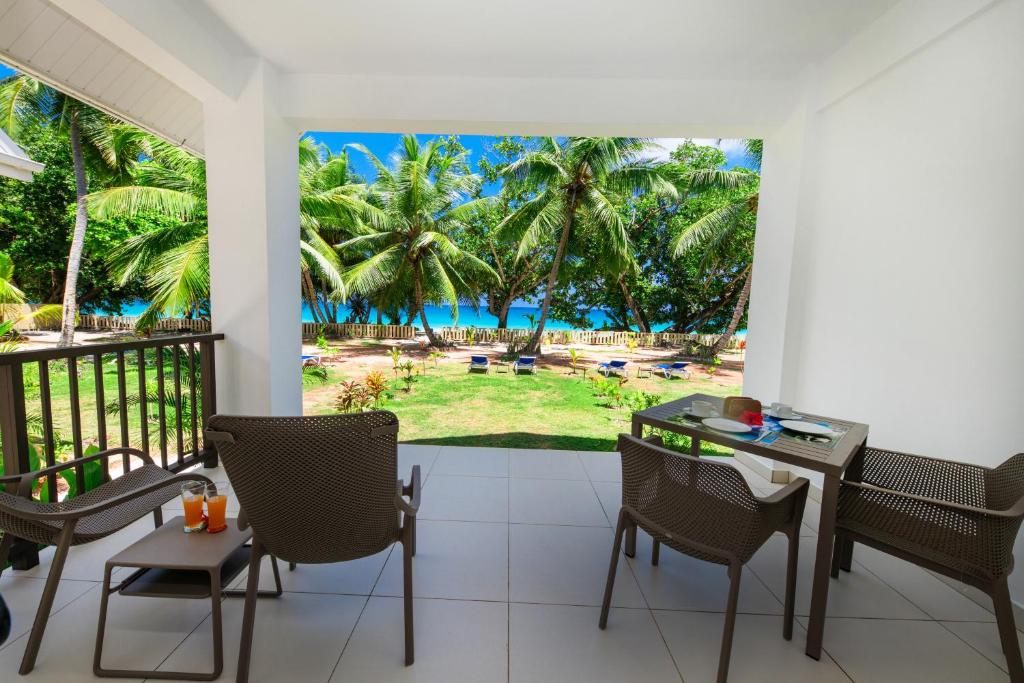 Taman di luar Lazio Beach Residence