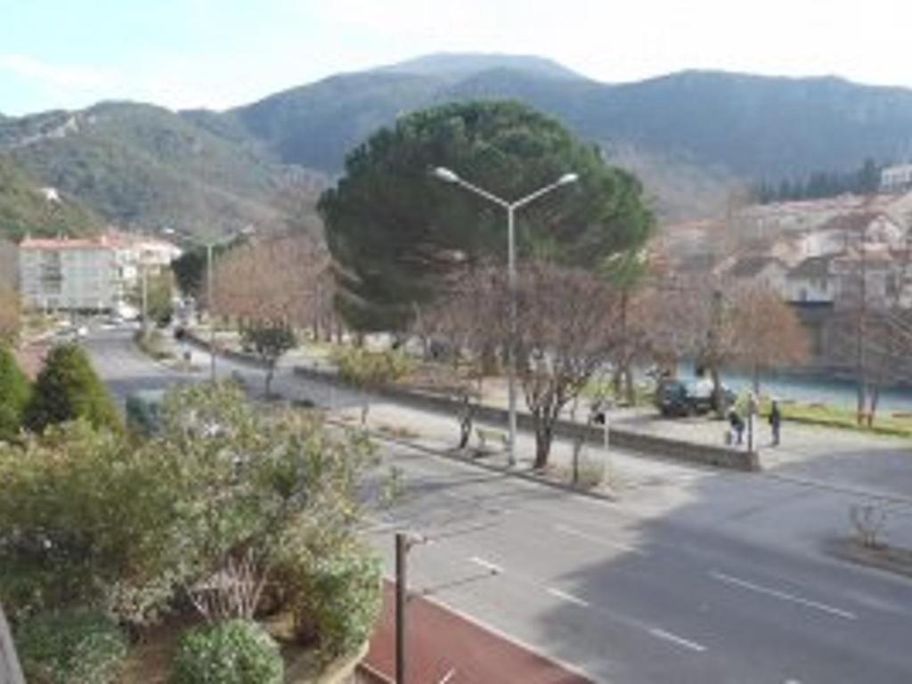 une rue de la ville avec un lampadaire sur le côté de la route dans l'établissement Studio cosy avec loggia - 2 pers. - Centre-ville et cures à proximité, animaux acceptés - FR-1-703-172, à Amélie-les-Bains-Palalda