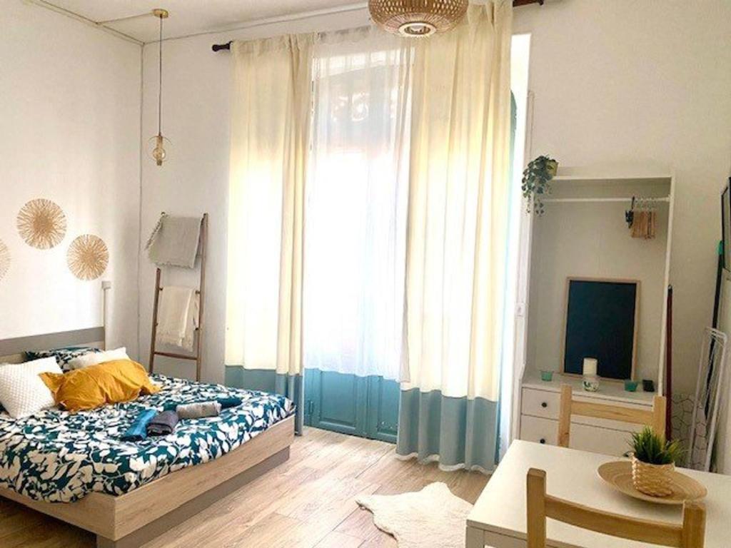 une chambre avec un lit et une grande fenêtre dans l'établissement Joli studio équipé pour 2, proche thermes, centre-ville d'Amélie-les-Bains - FR-1-703-173, à Amélie-les-Bains-Palalda