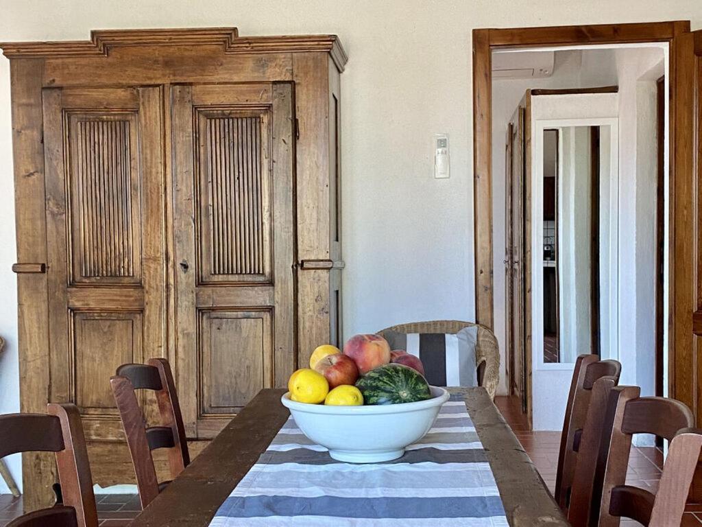 un bol de fruta en una mesa del comedor en Holiday home Casa Lena, en Caldana