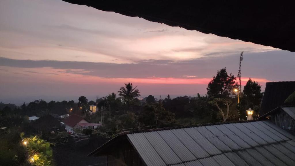 uma vista para o pôr-do-sol a partir de uma casa em Candra Homestay Besakih em Besakih