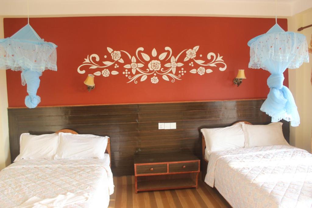 Letto o letti in una camera di Chitwan Forest Resort , Chitwan National Park